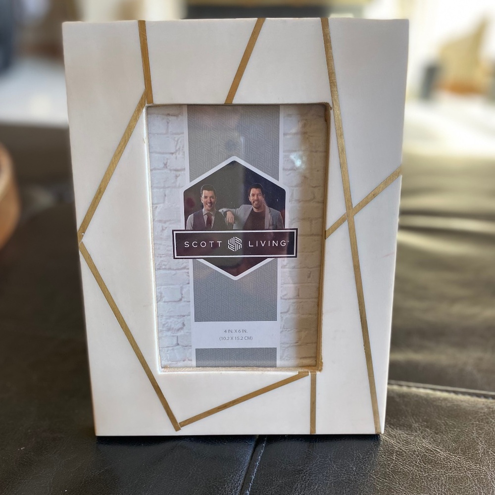 *NEW* Scott Living 4X6 photo frame cream/gold. 6.5"W 8.5"H
